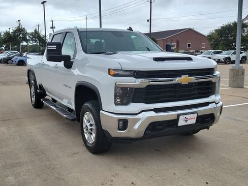 Used 2025 Chevrolet Silverado 2500 LT w/ Convenience Package AWD/4WD image 2