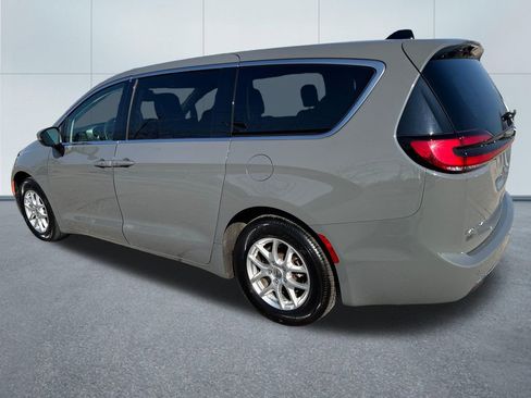 Used 2023 Chrysler Pacifica Touring-L image 3
