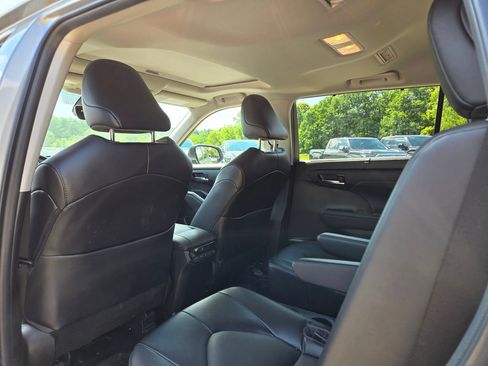 Used 2022 Toyota Highlander XLE AWD/4WD image 14