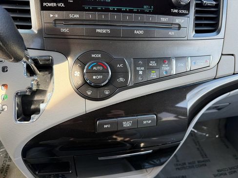 Used 2014 Toyota Sienna LE image 97