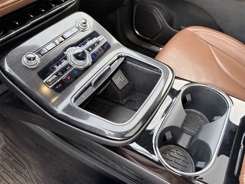 Used 2024 Lincoln Nautilus Premier image 9