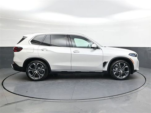New 2026 BMW X5 xDrive50e image 3