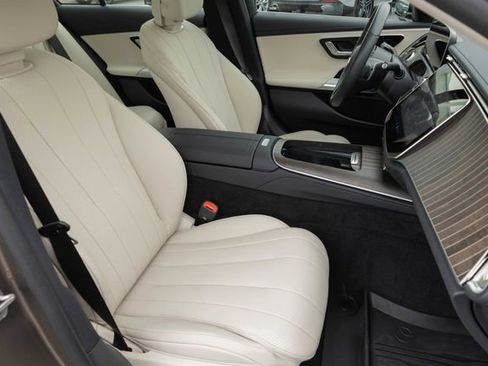 Used 2025 Mercedes-Benz E 350 4MATIC Sedan image 21
