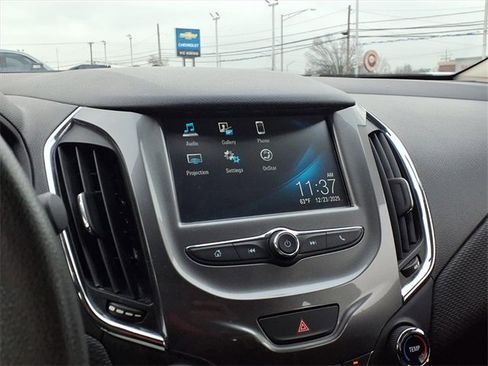 Used 2017 Chevrolet Cruze LT image 7