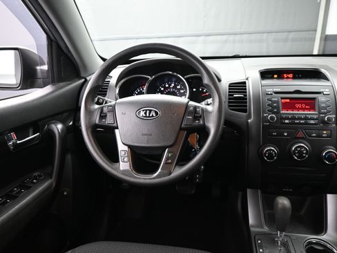 Used 2012 Kia Sorento LX w/ Third Row Pkg image 13