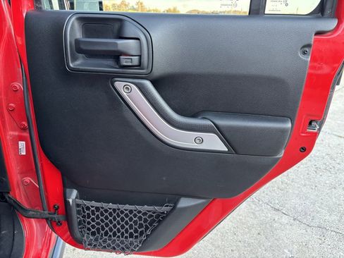 Used 2018 Jeep Wrangler Unlimited Rubicon w/ Connectivity Group image 24