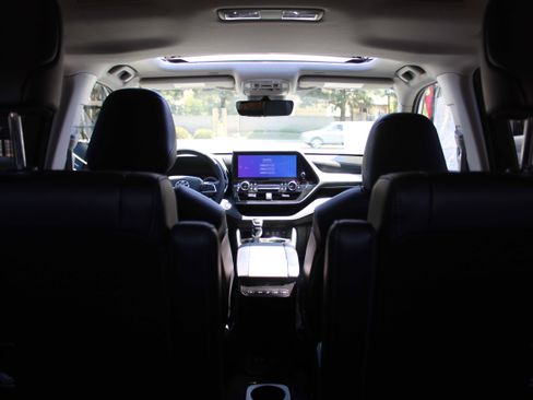Used 2023 Toyota Highlander Limited FWD image 26