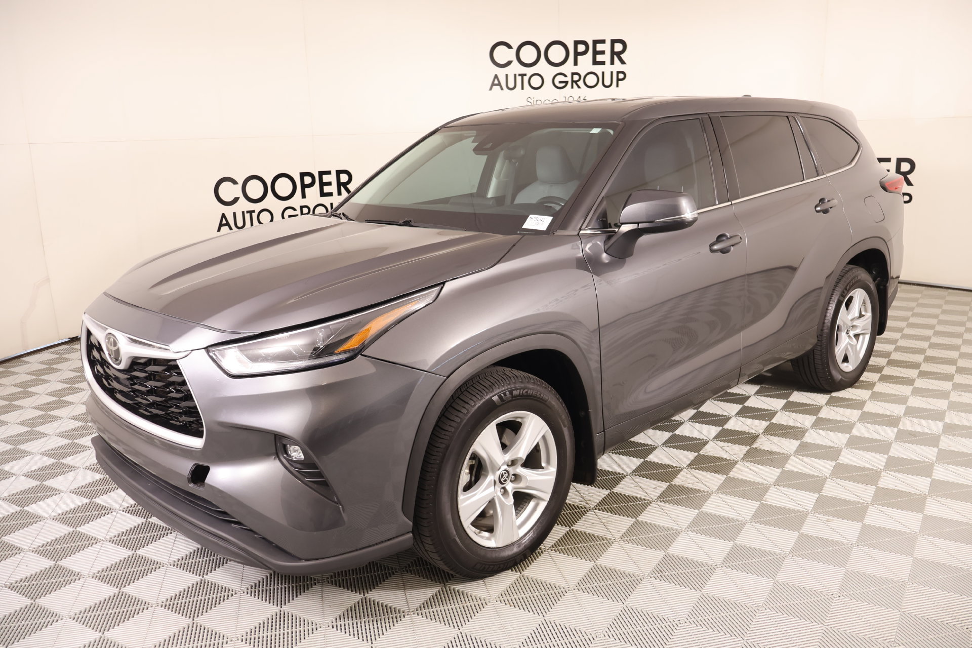 Used 2021 Toyota Highlander LE AWD/4WD image 9