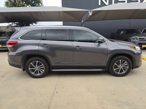 Used 2019 Toyota Highlander XLE FWD image 2