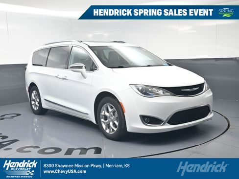 Used 2017 Chrysler Pacifica Limited w/ UConnect Theater Package image 1