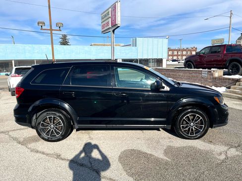 Used 2019 Dodge Journey SE w/ Blacktop Package image 2