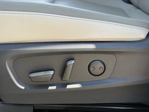 Used 2025 Nissan Pathfinder SL AWD/4WD image 32