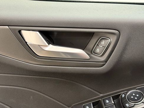 New 2025 Ford Escape SE image 30