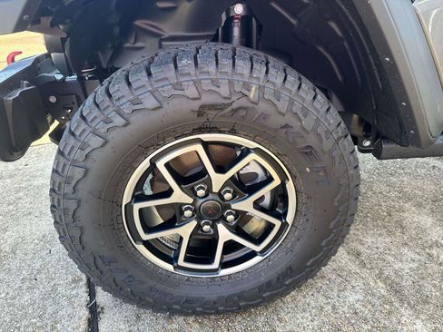 New 2025 Jeep Gladiator Rubicon w/ Convenience Group image 3