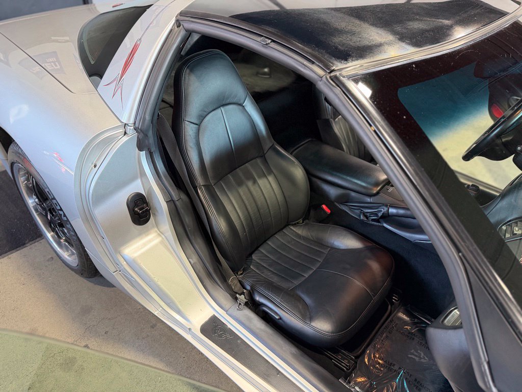 Used 2002 Chevrolet Corvette Coupe RWD image 17