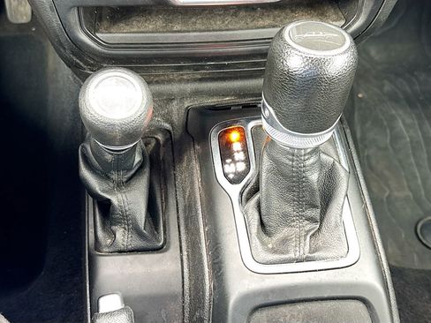 Used 2023 Jeep Gladiator Sport AWD/4WD image 18