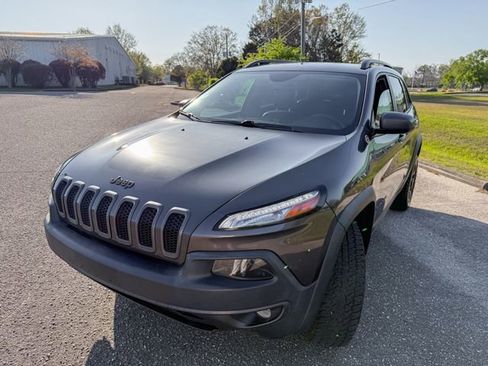 Used 2017 Jeep Cherokee Trailhawk w/ Cold Weather Group image 9