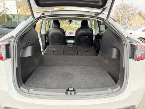 Used 2022 Tesla Model Y Long Range image 36