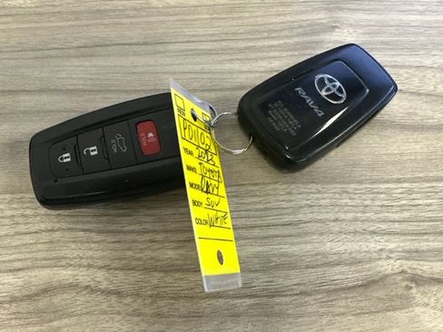 Used 2023 Toyota RAV4 XLE w/ Convenience Package FWD image 15