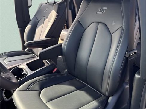 New 2026 Chrysler Pacifica Select w/ S Appearance Package image 19