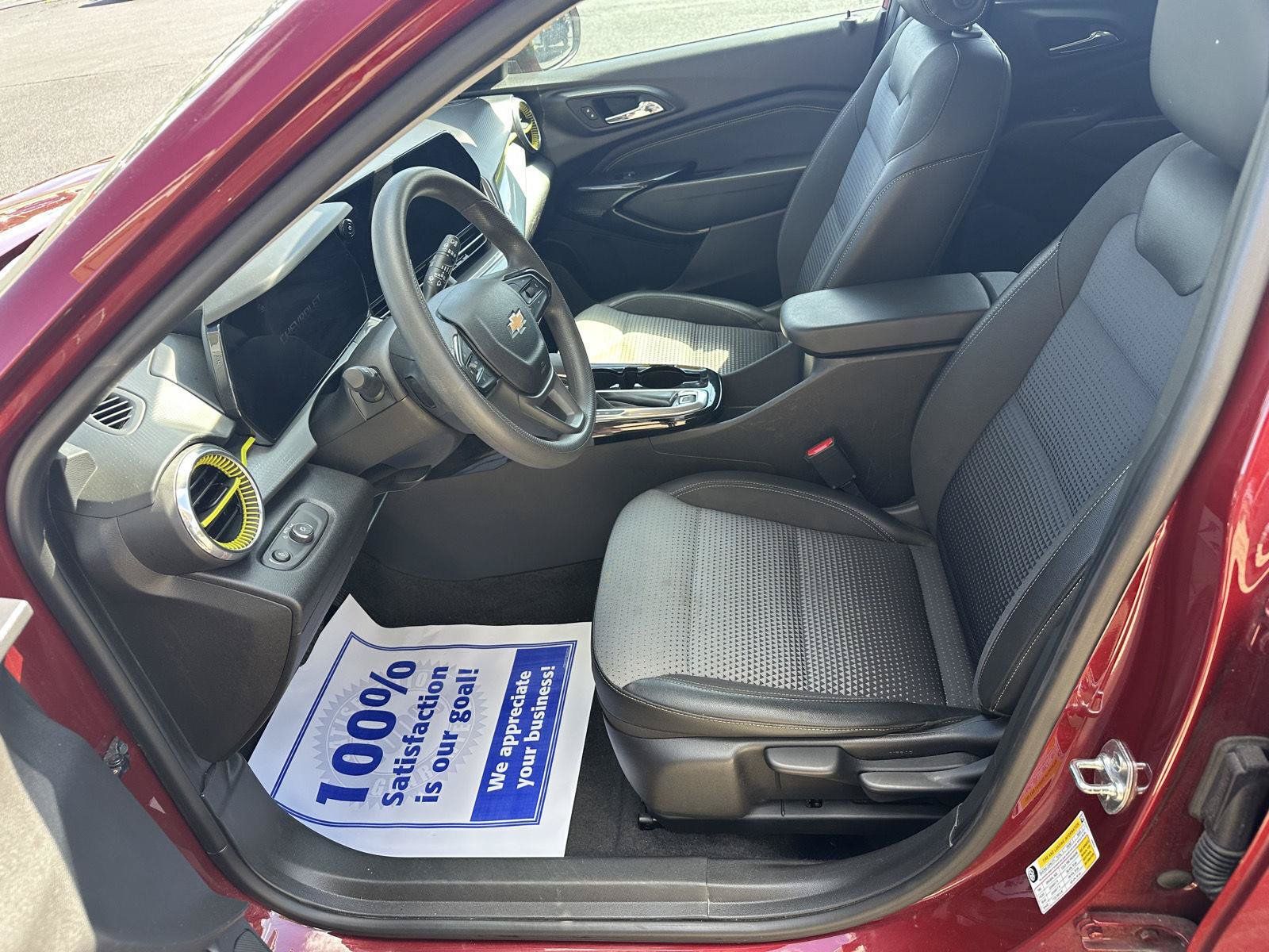 Used 2025 Chevrolet Trax LT FWD image 5