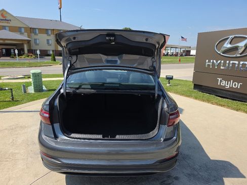 Used 2024 Volkswagen Jetta SE FWD image 13