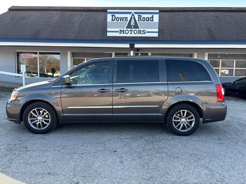 Used 2016 Chrysler Town & Country Touring image 2