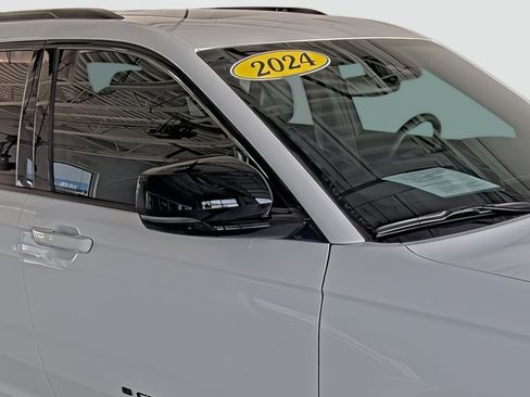 Used 2024 Jeep Grand Cherokee L Altitude AWD/4WD image 17