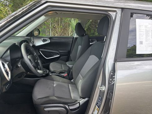Used 2025 Kia Soul LX w/ LX Technology Package FWD image 35