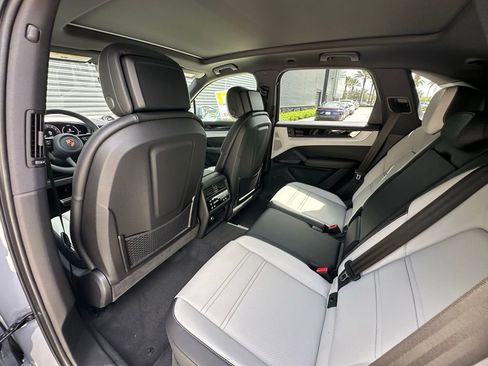 Used 2025 Porsche Cayenne S image 31