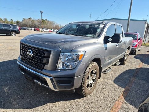 Used 2021 Nissan Titan SV w/ SV Convenience Package image 2