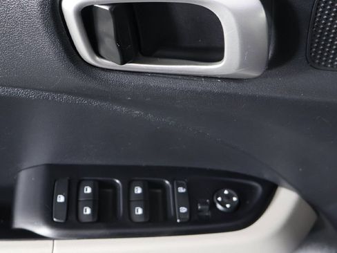 Used 2023 Hyundai Venue SEL image 30