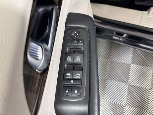 Used 2023 Chrysler Pacifica Limited FWD image 22