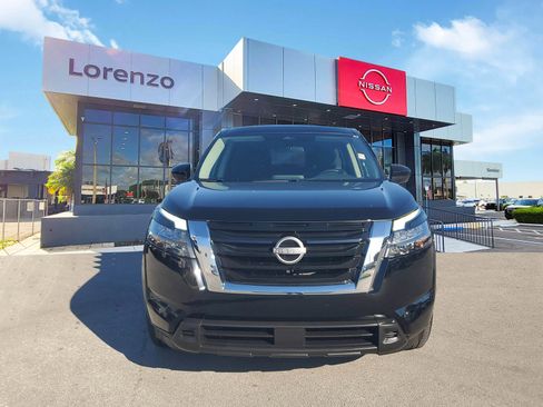 Used 2023 Nissan Pathfinder S image 2