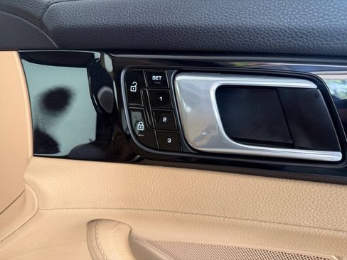 Used 2019 Porsche Panamera RWD image 34
