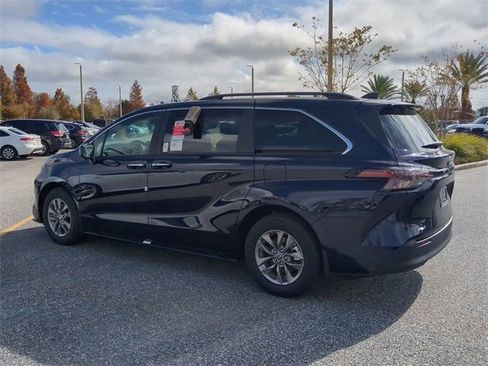 New 2026 Toyota Sienna XLE image 6