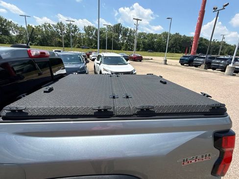 Used 2023 Chevrolet Colorado Trail Boss AWD/4WD image 9
