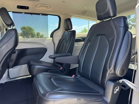 Used 2023 Chrysler Pacifica Touring-L FWD image 17