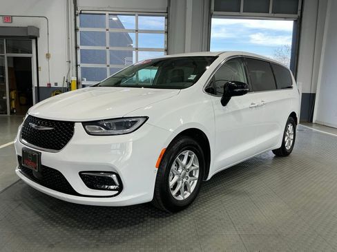 Used 2024 Chrysler Pacifica Touring-L image 2