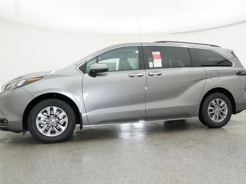 New 2026 Toyota Sienna XLE image 21