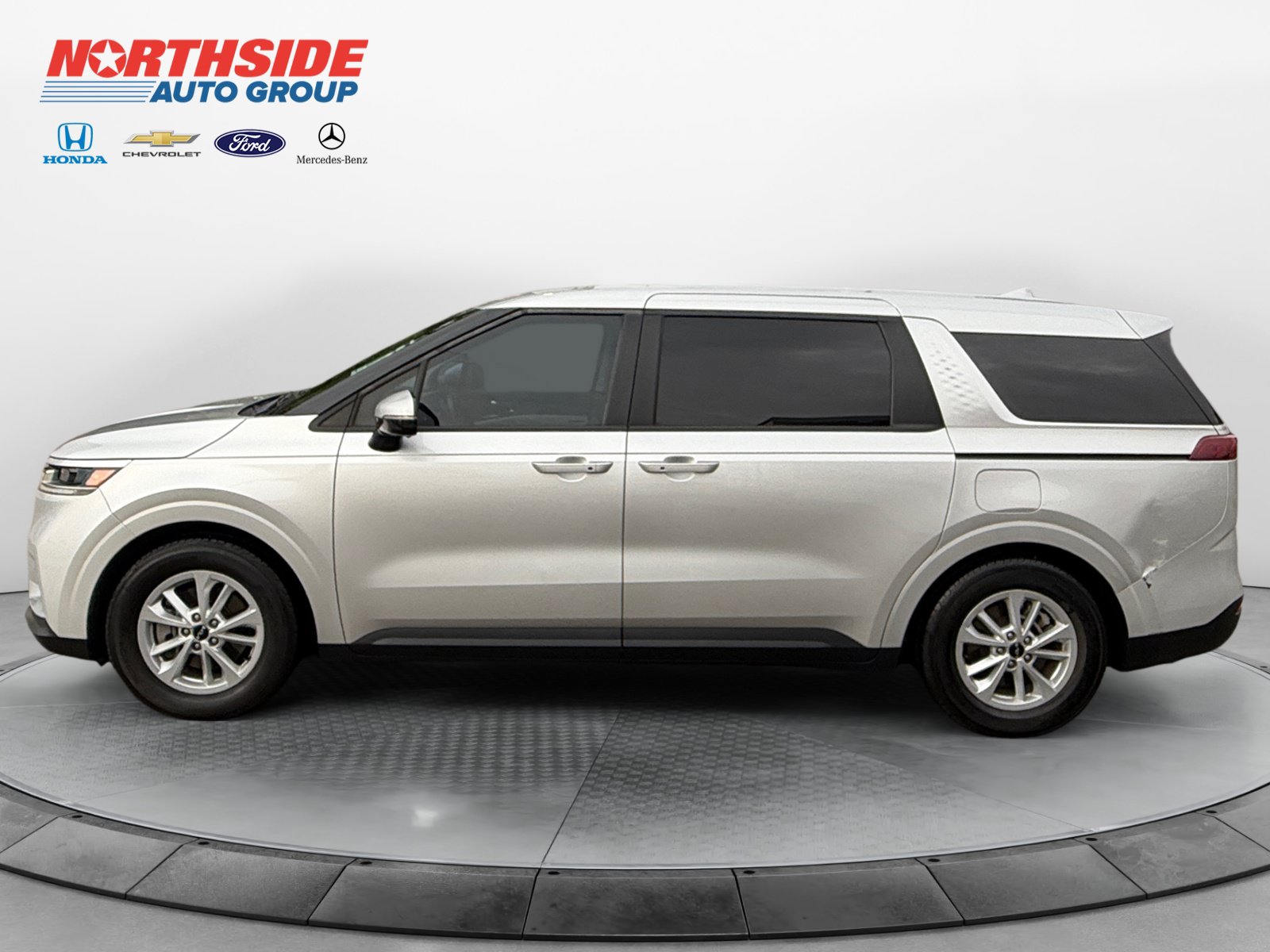 Used 2023 Kia Carnival LX FWD image 4