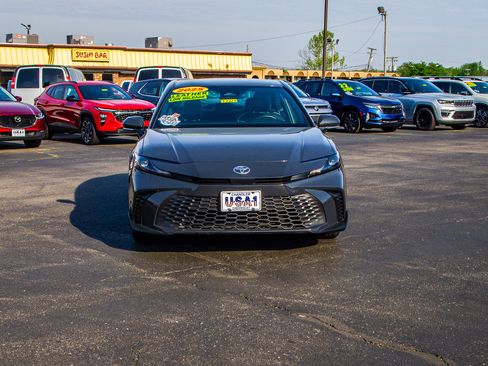 Used 2025 Toyota Camry SE FWD image 2