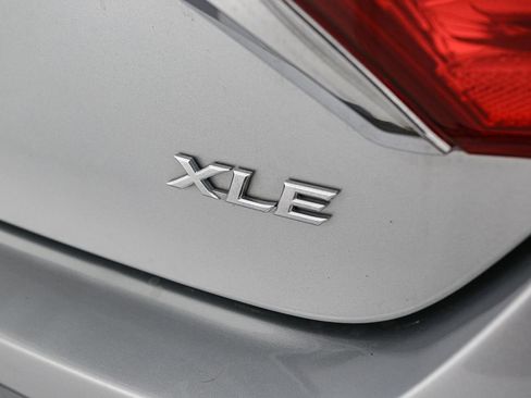 Used 2017 Toyota Camry XLE FWD image 11