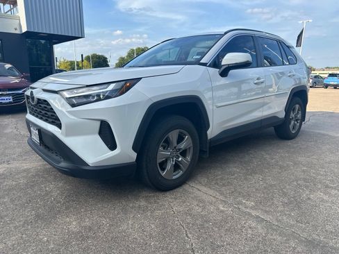 Used 2024 Toyota RAV4 XLE w/ Convenience Package FWD image 3