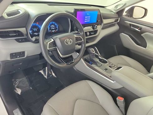 Used 2023 Toyota Highlander Limited FWD image 18