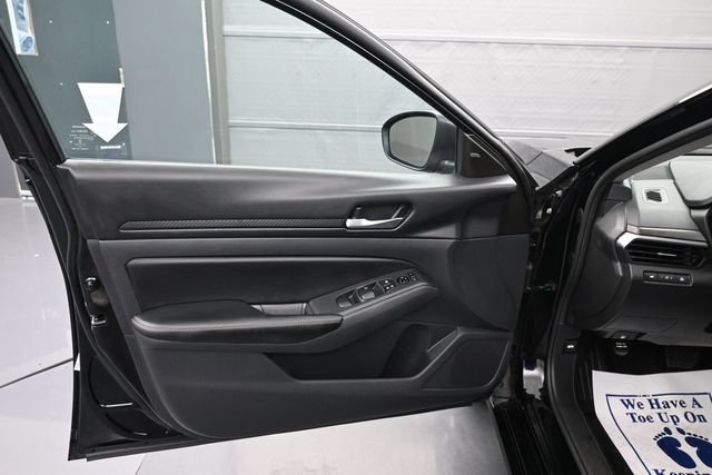 Used 2025 Nissan Altima 2.5 SV FWD image 9