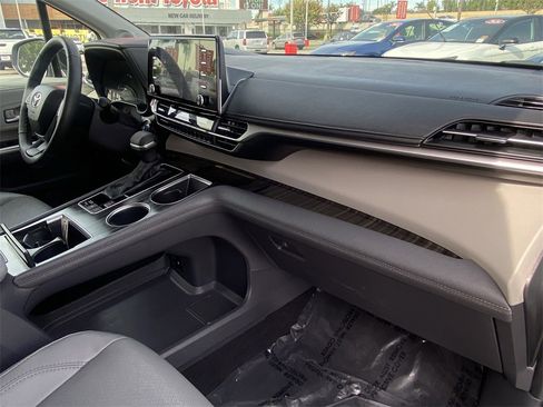 Certified 2024 Toyota Sienna Limited image 15