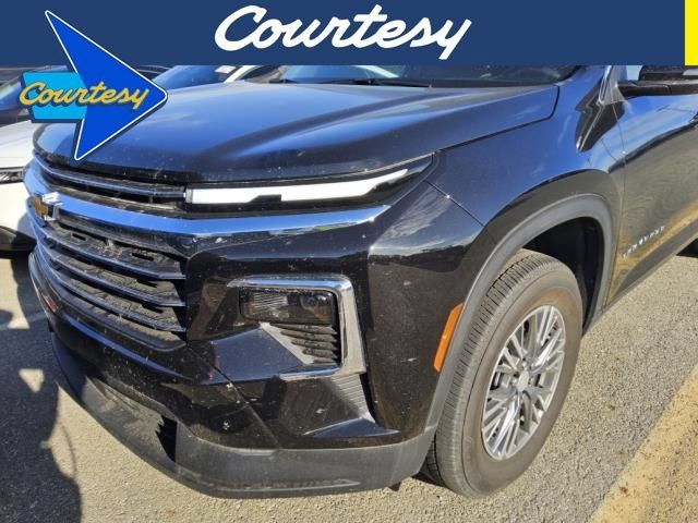 Used 2026 Chevrolet Traverse LT FWD image 1