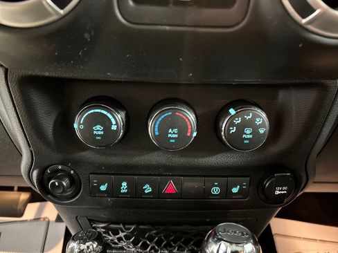 Used 2018 Jeep Wrangler Unlimited Sahara w/ Connectivity Group image 18