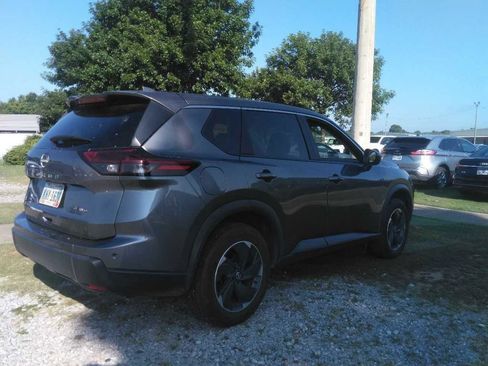 Used 2024 Nissan Rogue SV AWD/4WD image 3